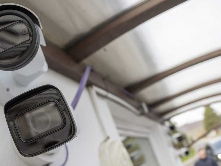 Na snímke kamerový systém na škole.