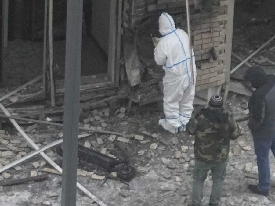 Na snímke vyšetrovatelia na mieste výbuchu, kde zomrel generál Kirillov.