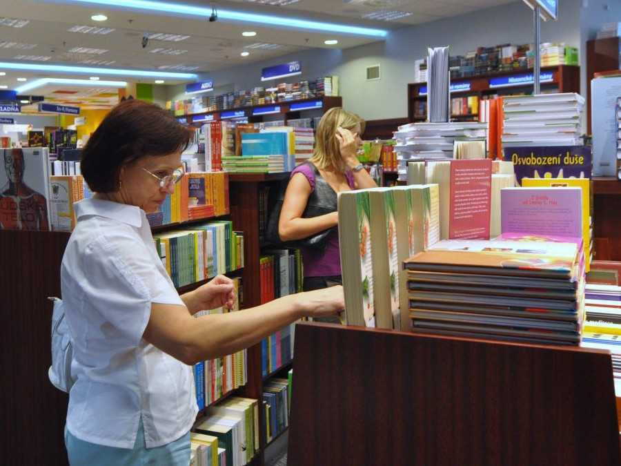 Na ilustračnej snímke ženy nakupujú knihy v kníhkupectve.