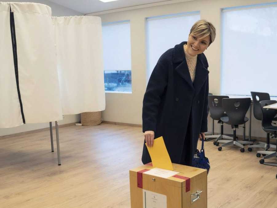 žena vhadzuje hlasovací lístok do urny