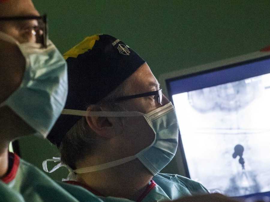 Na snímke prvá endoskopická operácia vyskočenej medzistavcovej platničky krčnej chrbtice na Slovensku.