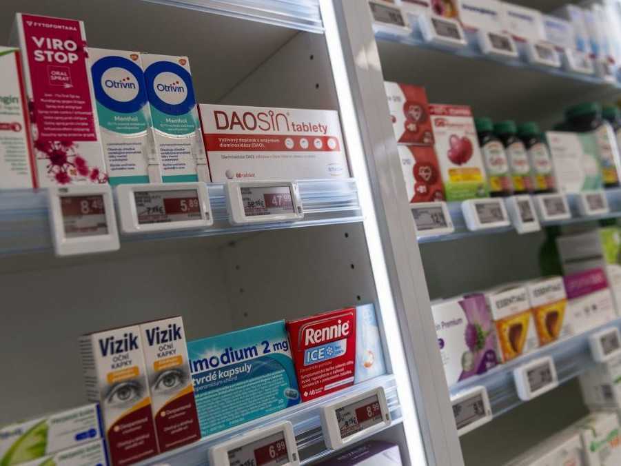 Na ilustračnej snímke lieky v lekárni.