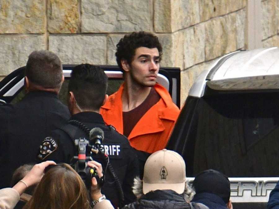 Na sníme uprostred Luigi Mangione obvinený z vraždy šéfa UnitedHealthcare .