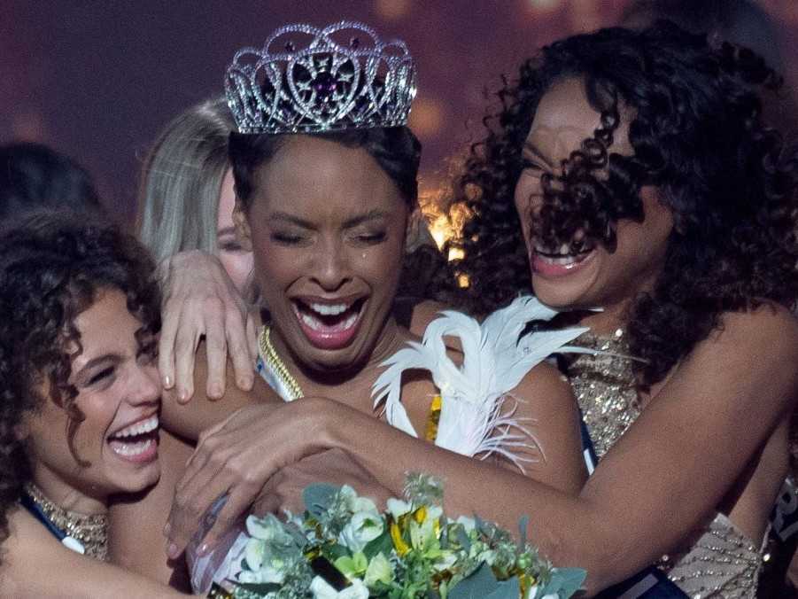 Na snímke Miss France Angelique Angarniová-Filoponová.