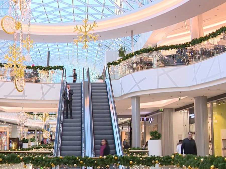 Ľudia v nákupnom stredisku.