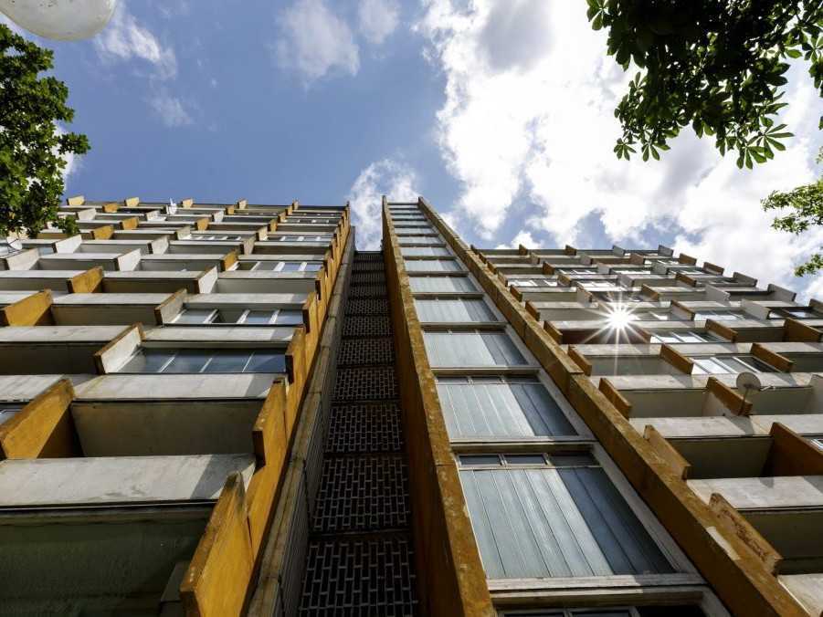 Na snímke je bytový dom.