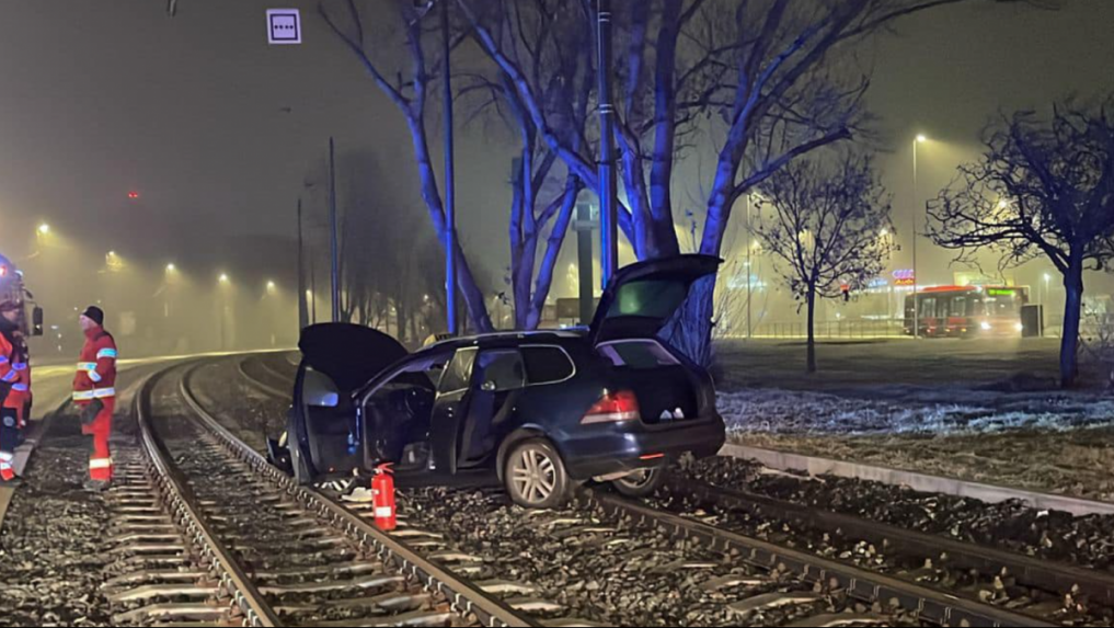 S autom skončil v električkovom koľajisku: Vodič (†48) neprežil nehodu na bratislavských Zlatých pieskoch