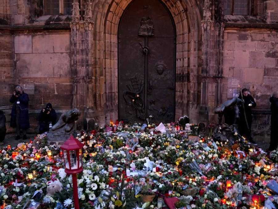 Na snímke kvety a sviečky pred kostolom v Magdeburgu.