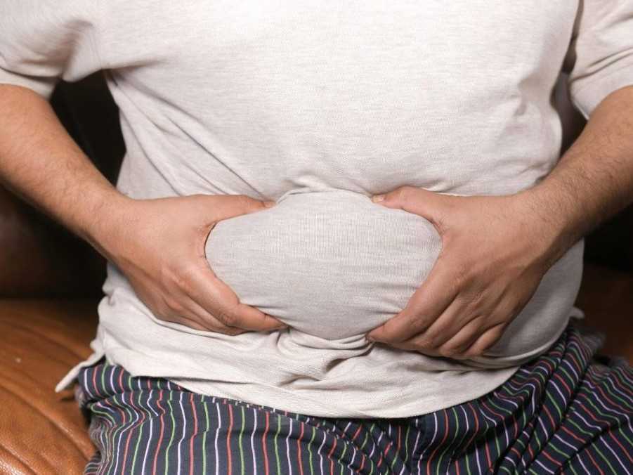 Na ilustračnej snímke muž s nadváhou.