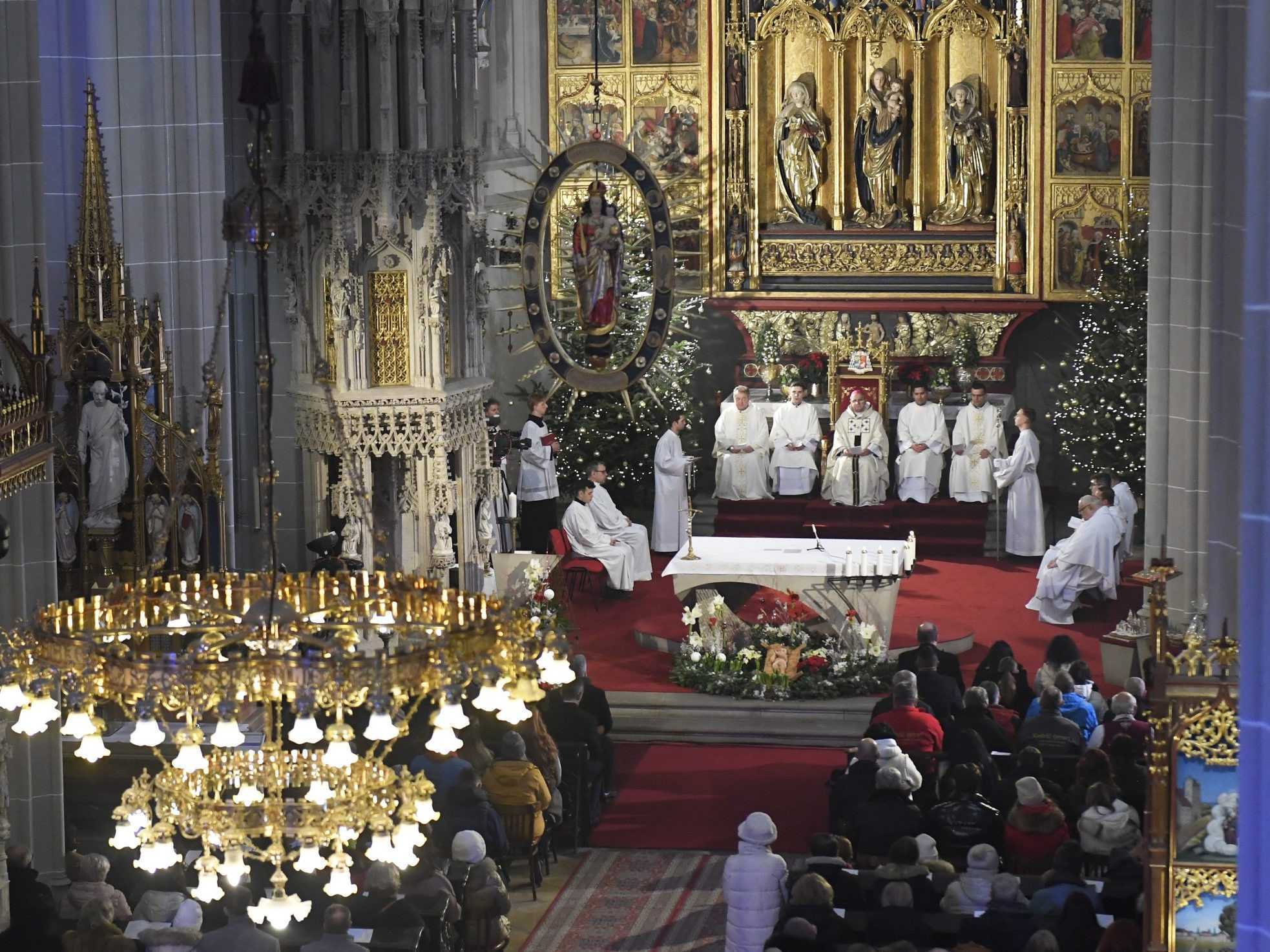 Polnočná svätá omša.