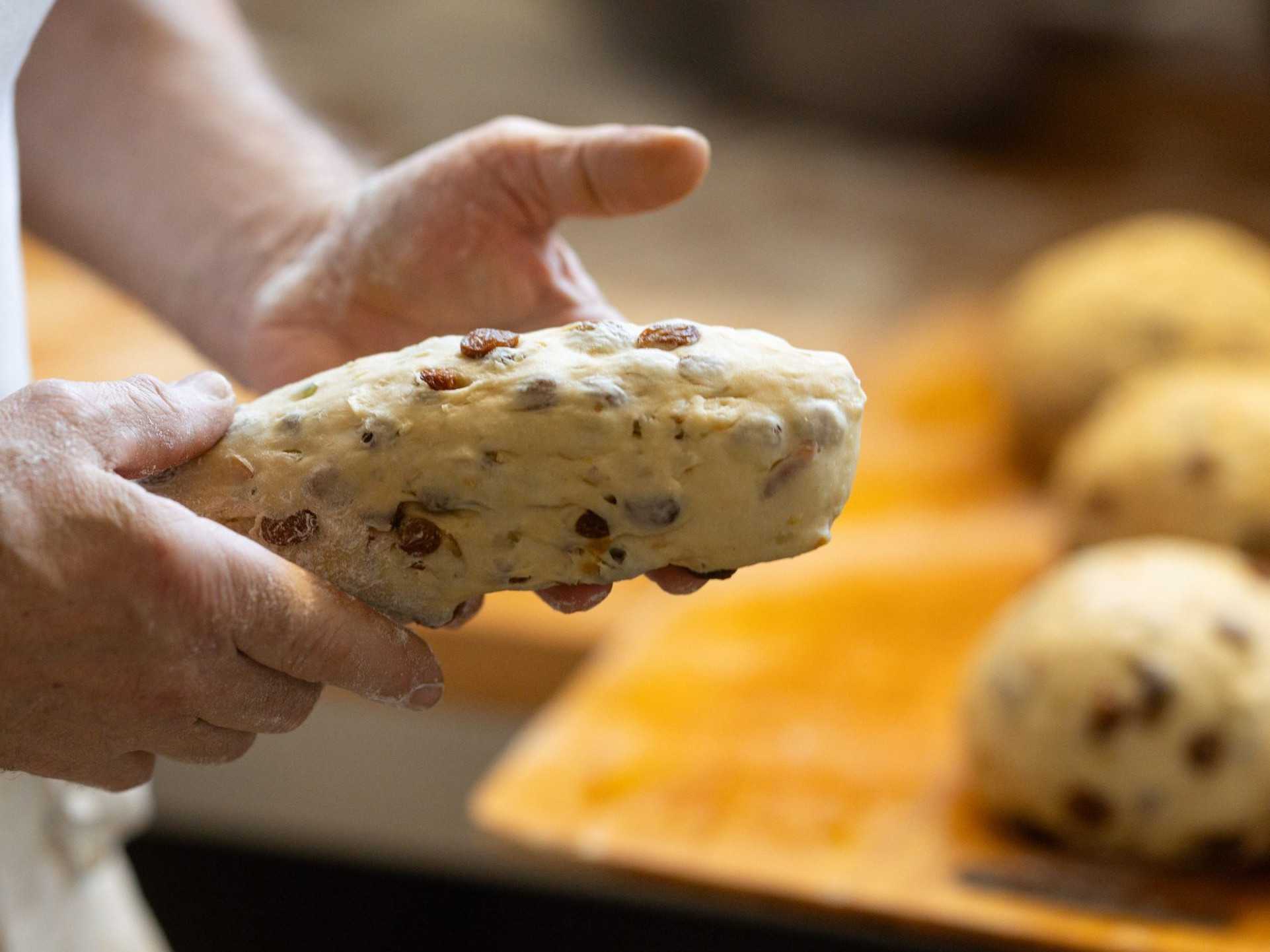 Na ilustračnej snímke pekár s cestom v ruke.