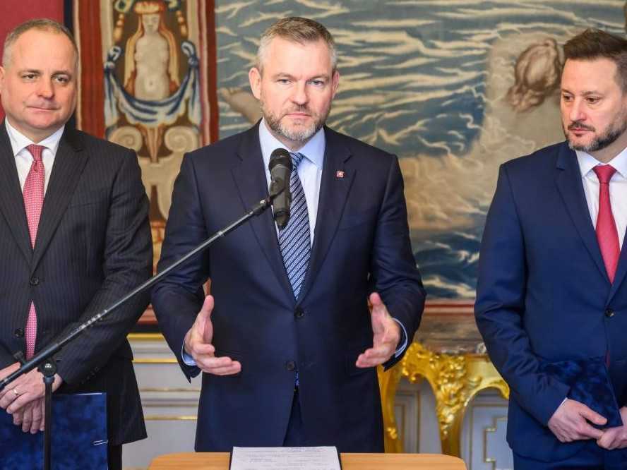 Na snímke zľava predseda BSK Juraj Droba, prezident SR Peter Pellegrini a primátor Bratislavy Matúš Vallo.