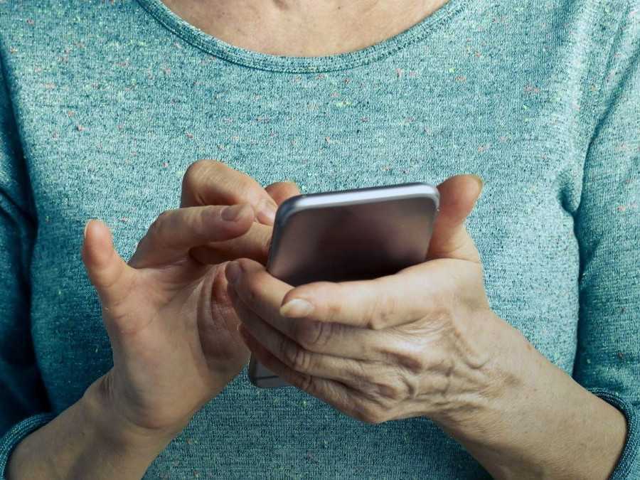 Staršia žena pracuje s mobilom.