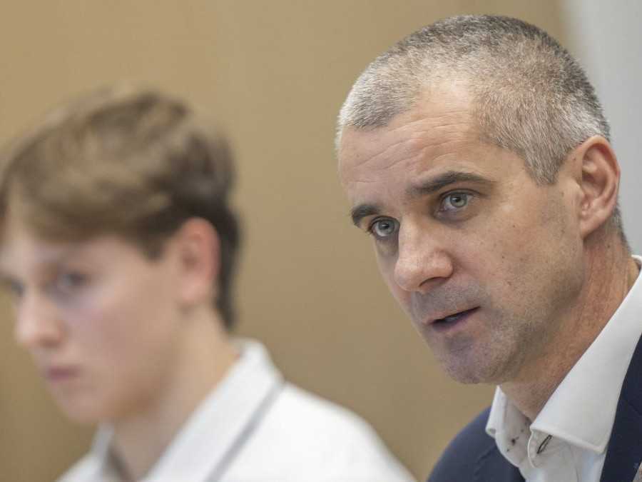 Na snímke zľava útočník slovenskej hokejovej reprezentácie do 20 rokov Tomáš Pobežal a tréner slovenskej hokejovej reprezentácie do 20 rokov Ivan Feneš.