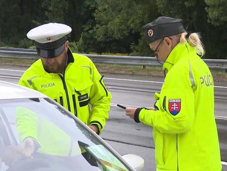 policajti kontrolujú vodiča