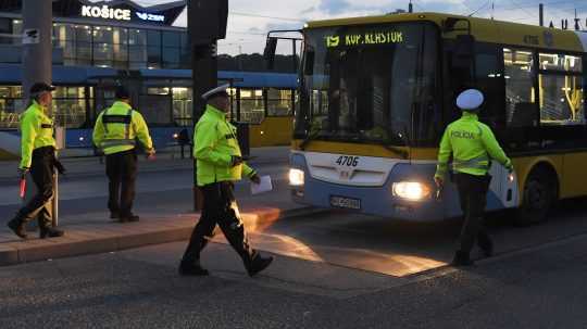 Na snímke policajti počas kontroly vodičov električiek a autobusov.