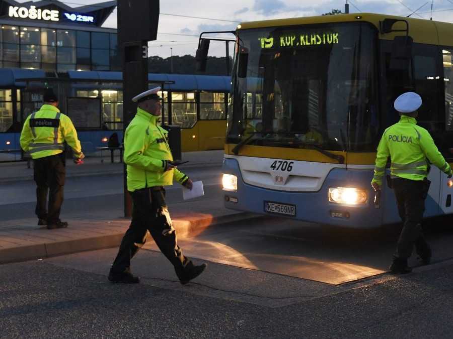 Na snímke policajti počas kontroly vodičov električiek a autobusov.