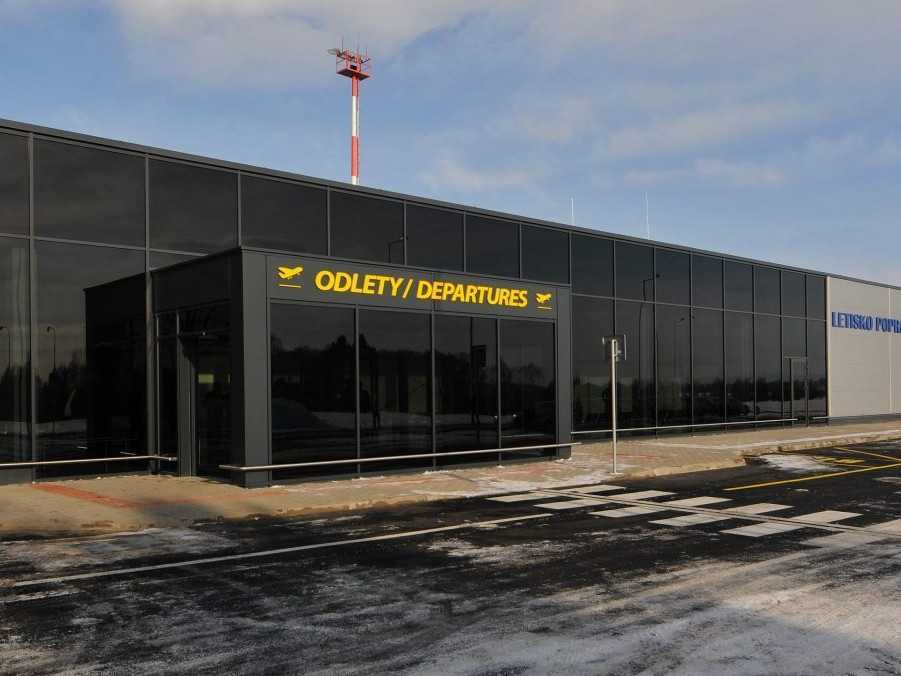 Na snímke hlavný vchod a parkovisko pred novopostavenou odletovou halou Letiska Poprad-Tatry.