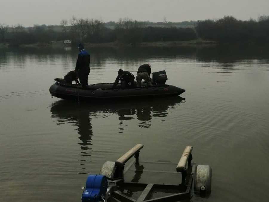Na snímke polícia pri pátraní na jazere.