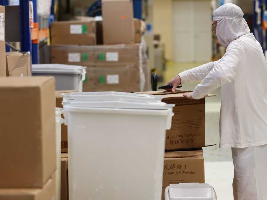 Na snímke zamestnanec pri práci vo fabrike.