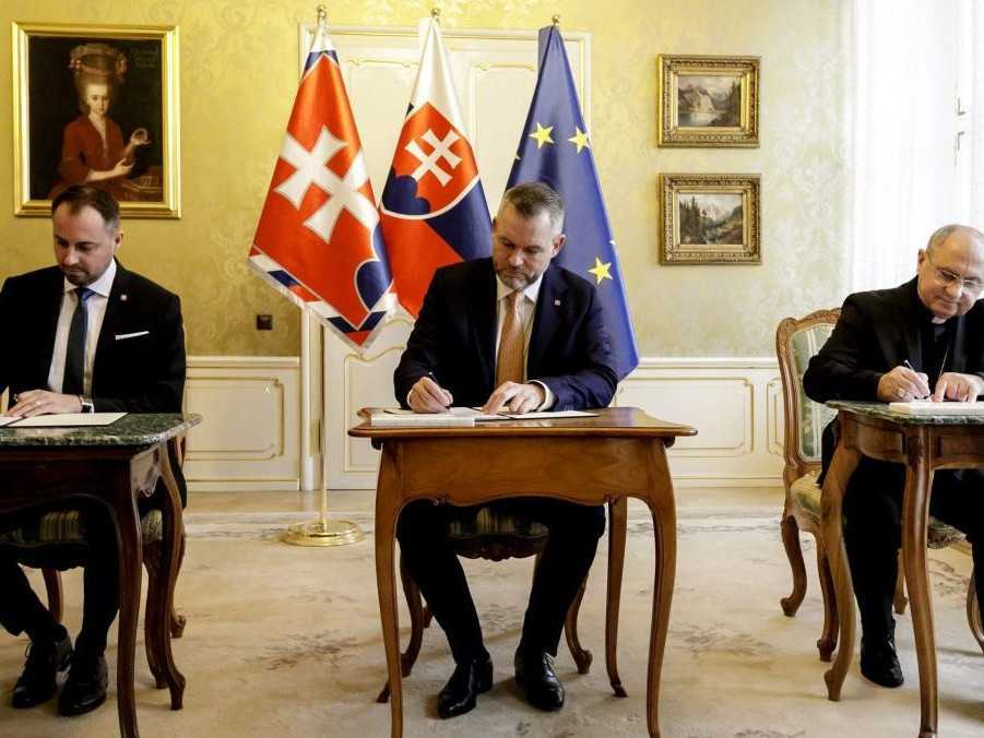 Na snímke Peter Vodrážka, Peter Pellegrini a Bernard Bober.