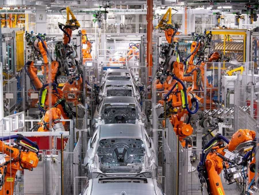 Na ilustračnej snímke výroba v automobilke.