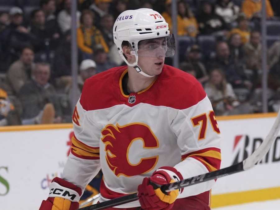 Slovenský hokejista v drese Calgary Flames Martin Pospíšil.