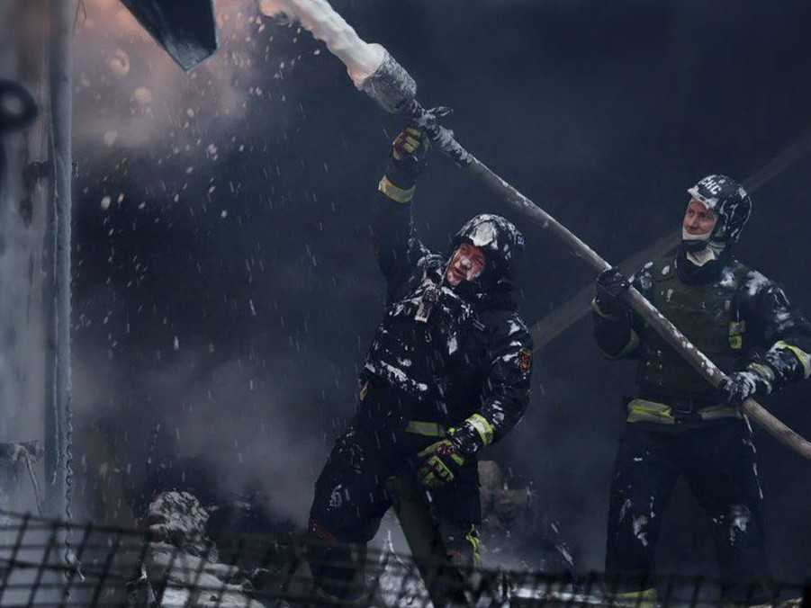 Ilustračná snímka - hasiči hasia požiar po ruskom raketovom útoku.