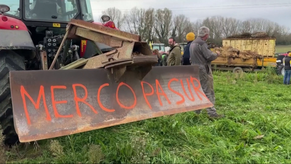 Zatiaľ čo ministri rokovali o novej poľnohospodárskej politike EÚ, farmári protestovali