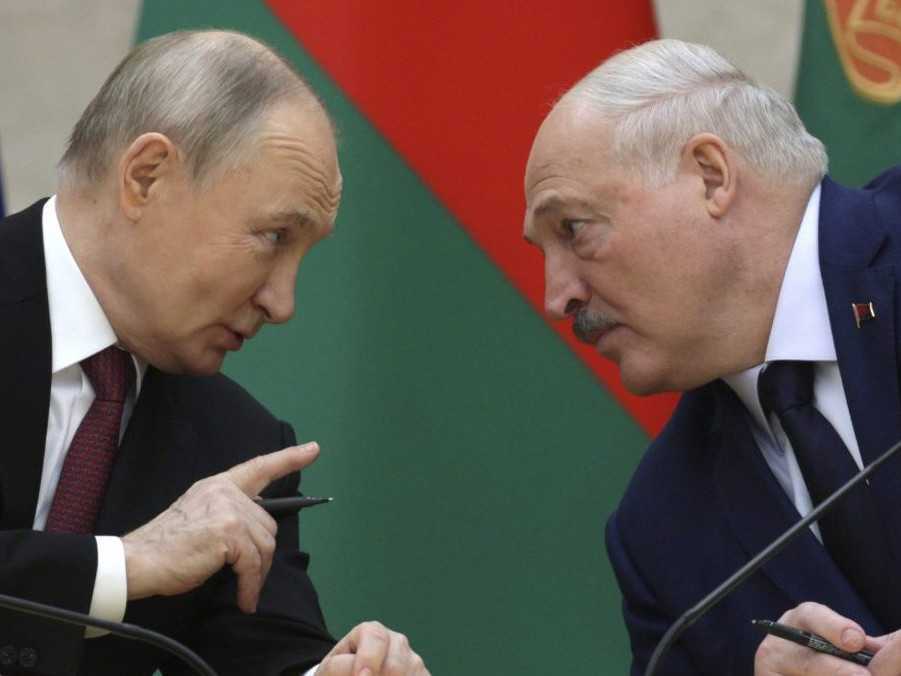 Na snímke zľava Vladimir Putin a Alexander Lukšenko.