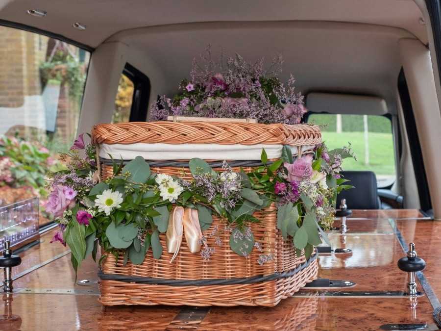 Na snímke je rakva v pohrebnom vozidle.