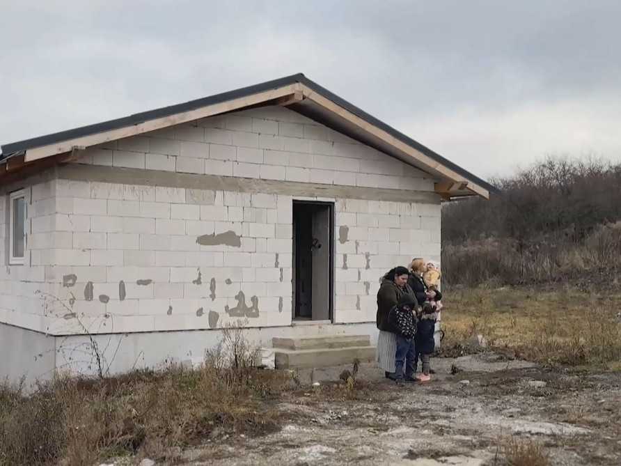 Pani Žigová s rodinou pred rozostavaným rodinným domom.