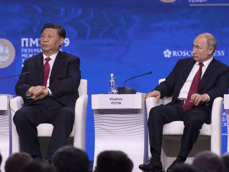 Na archívnej snímke čínsky a ruský prezident.