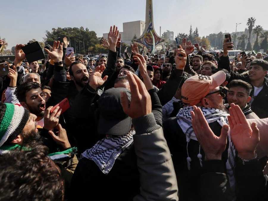 Sýrčania oslavujú na Umajjovskom námestí v Aleppe.