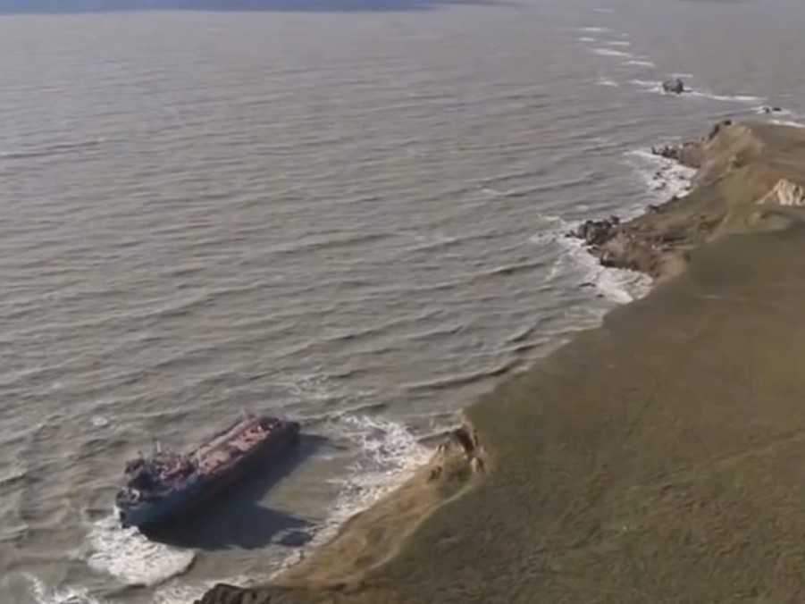 Na snímke zničený tanker v Kerčskom prielive.