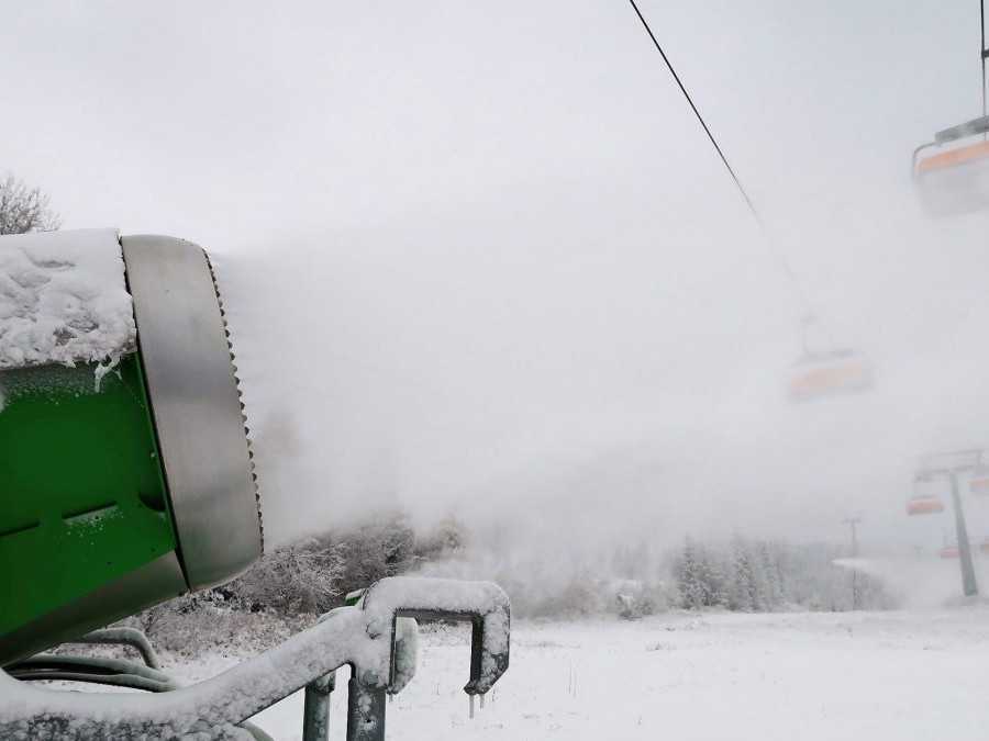 Na snímke snežné delo na zjazdovke v Tatranskej Lomnici.