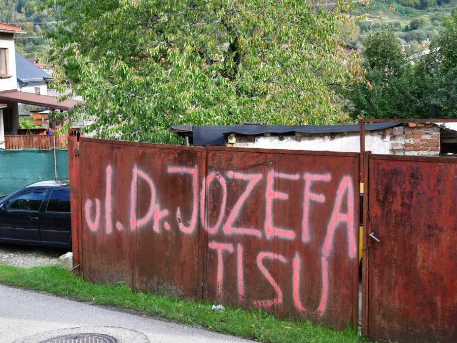 Na plote sprejom napísané Ulica Dr. Jozefa Tisu.