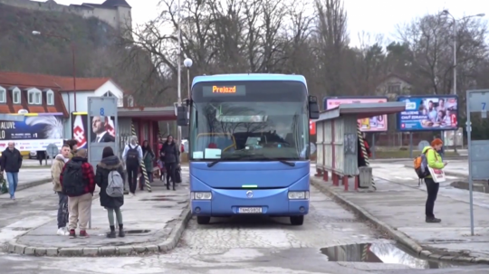 Autobus stojí medzi nástupišťami v Trenčíne.