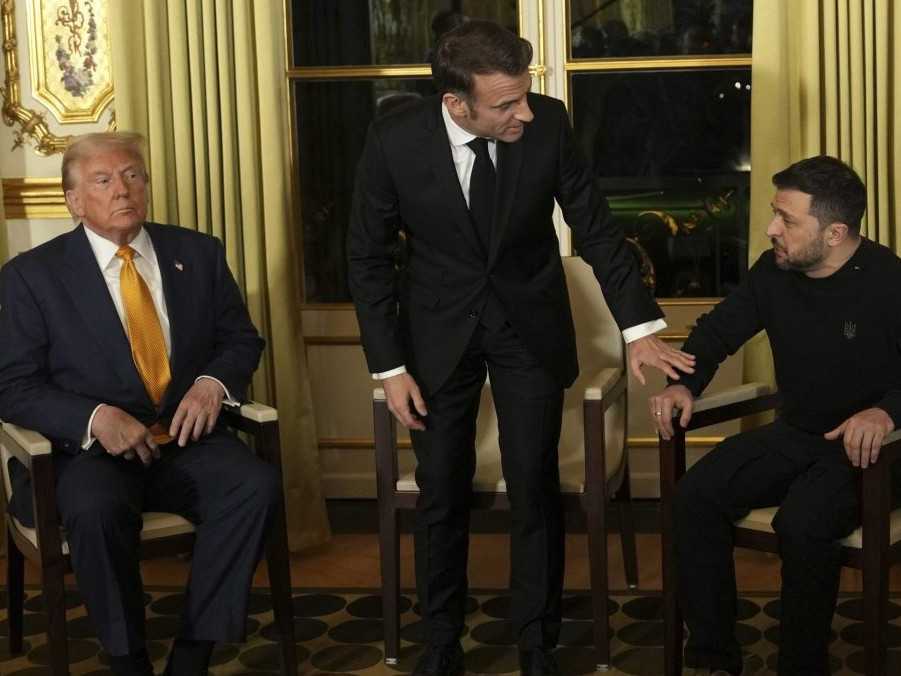 Na snímke Donald Trump, Emmanuel Macron a Volodymyr Zelenskyj.