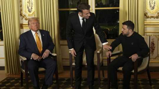 Na snímke Donald Trump, Emmanuel Macron a Volodymyr Zelenskyj.