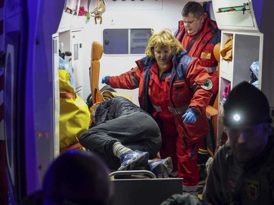 Zdravotníci poskytujú prvú pomoc mužovi zranenému pri ruskom útoku v Záporožskej oblasti na Ukrajine.