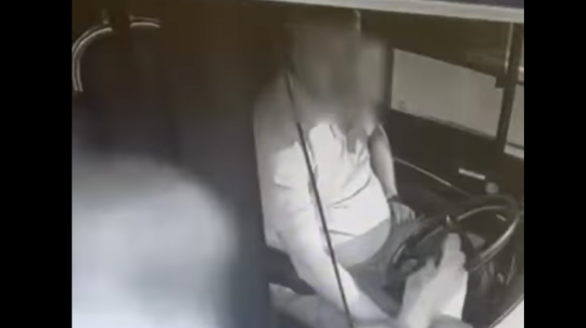 VIDEO: Neznámy muž nastriekal vodičovi autobusu v Bratislave do očí slzný plyn, polícia po ňom pátra