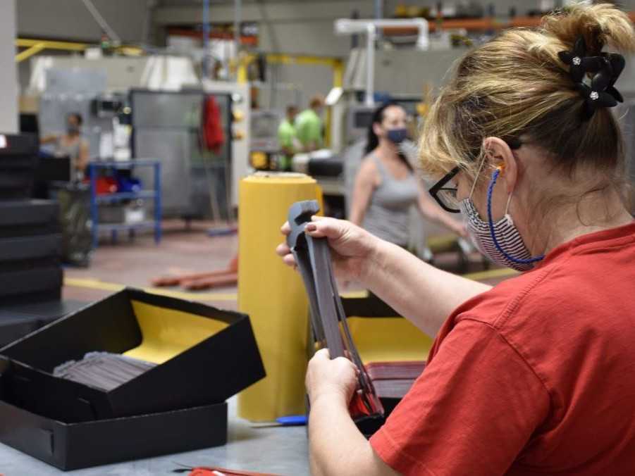 Na snímke zamestnankyňa spoločnosti Gergonne Slovensko počas práce.