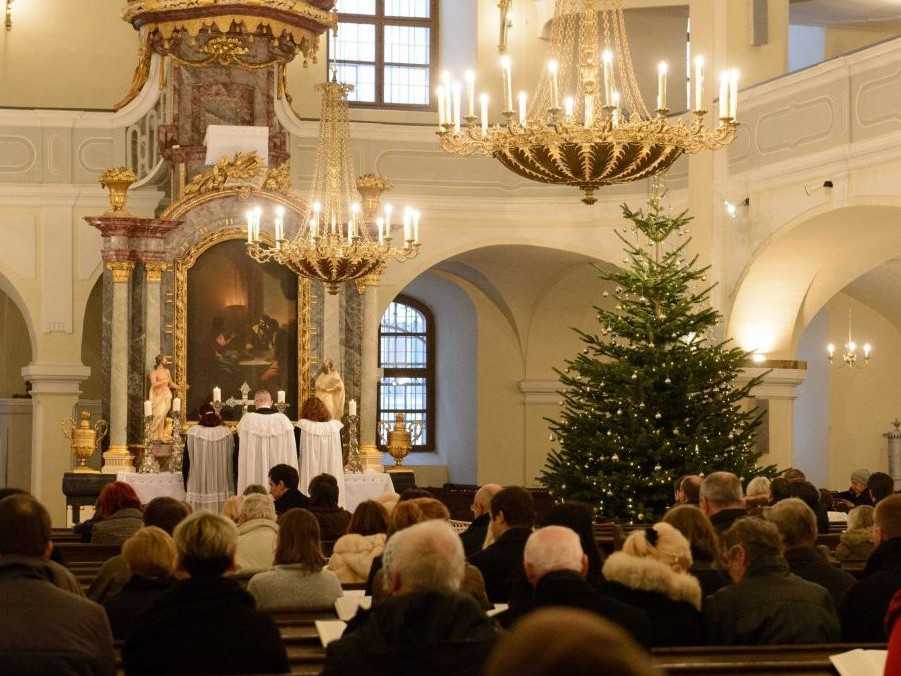 Na snímke slávnostná svätá omša k sviatku Narodenia Pána.