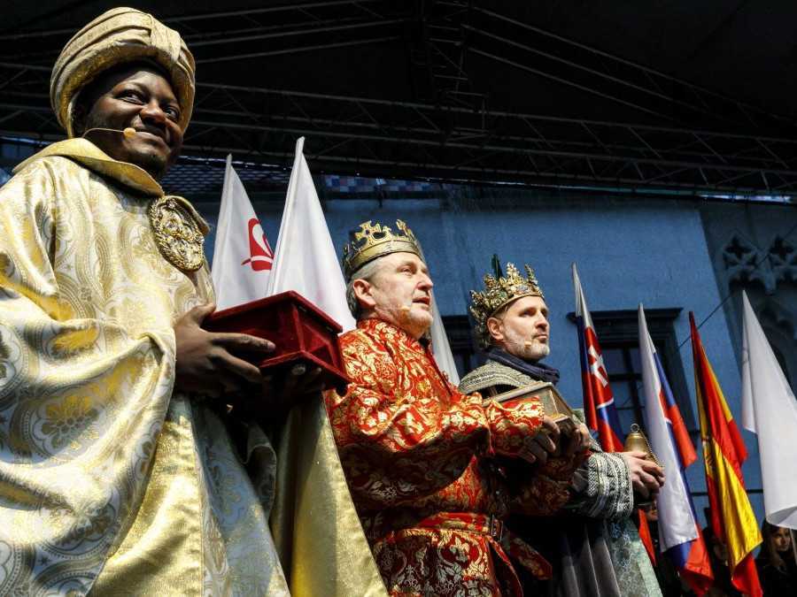 Na snímke zľava traja králi Gašpar, Baltazár a Melichar počas Trojkráľového sprievodu na Hlavnom námestí v Bratislave v sobotu 6. januára 2024.