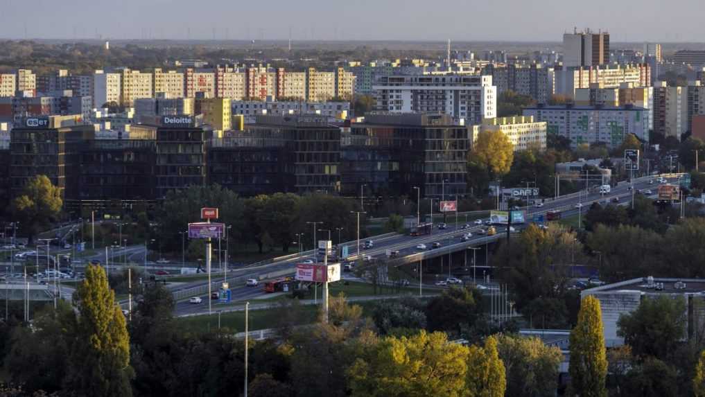 V bratislavskej Petržalke našli muža v kritickom stave. Na tele mal údajne viacero bodných rán