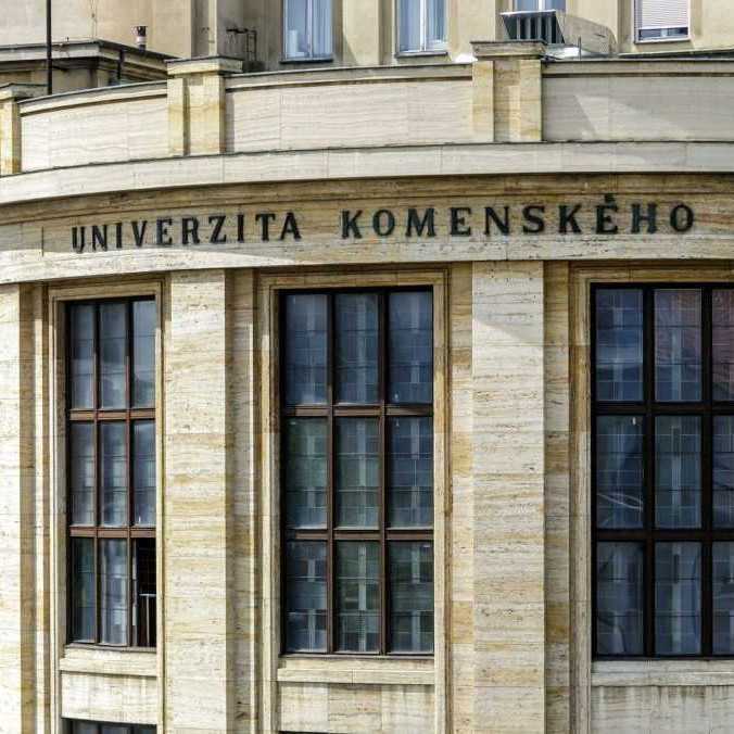 Vysoké školy na Slovensku opäť čelia bombovej hrozbe. Univerzitu Komenského v Bratislave evakuovali