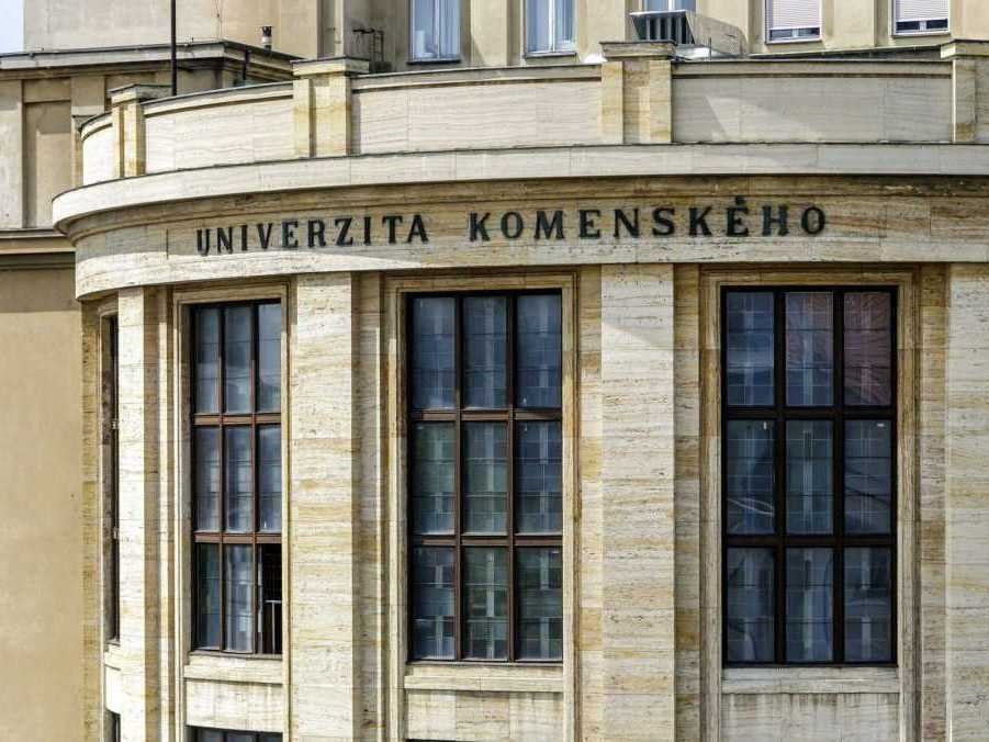 Vysoké školy na Slovensku opäť čelia bombovej hrozbe. Univerzitu Komenského v Bratislave evakuovali