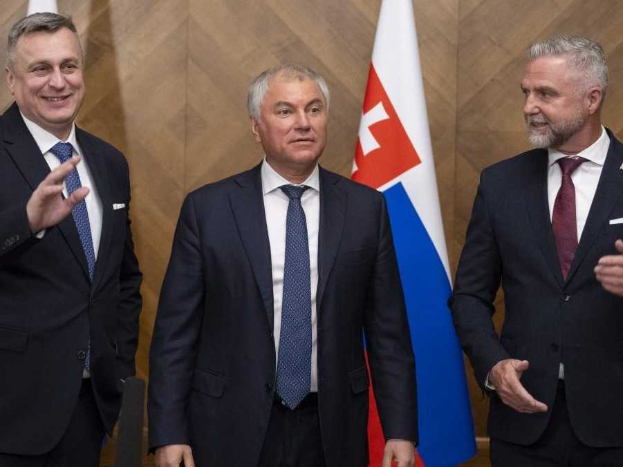 Uprostred predseda ruskej Štátnej Dumy Vjačeslav Volodin a podpredsedovia NR SR vľavo Andrej Danko a vpravo Tibor Gašpar.