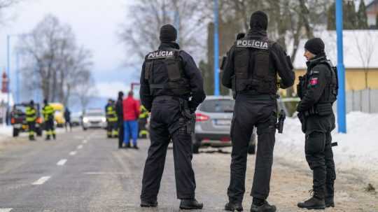 Policajti pri budove gymnázia po útoku nožom v Spišskej Starej Vsi.